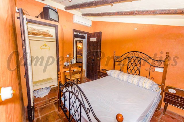 7 slaapkamer Hotel te koop in Archez - € 275.000 (Ref: 3740086)