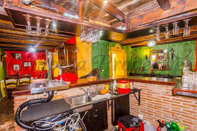 7 slaapkamer Hotel te koop in Archez - € 275.000 (Ref: 3740086)