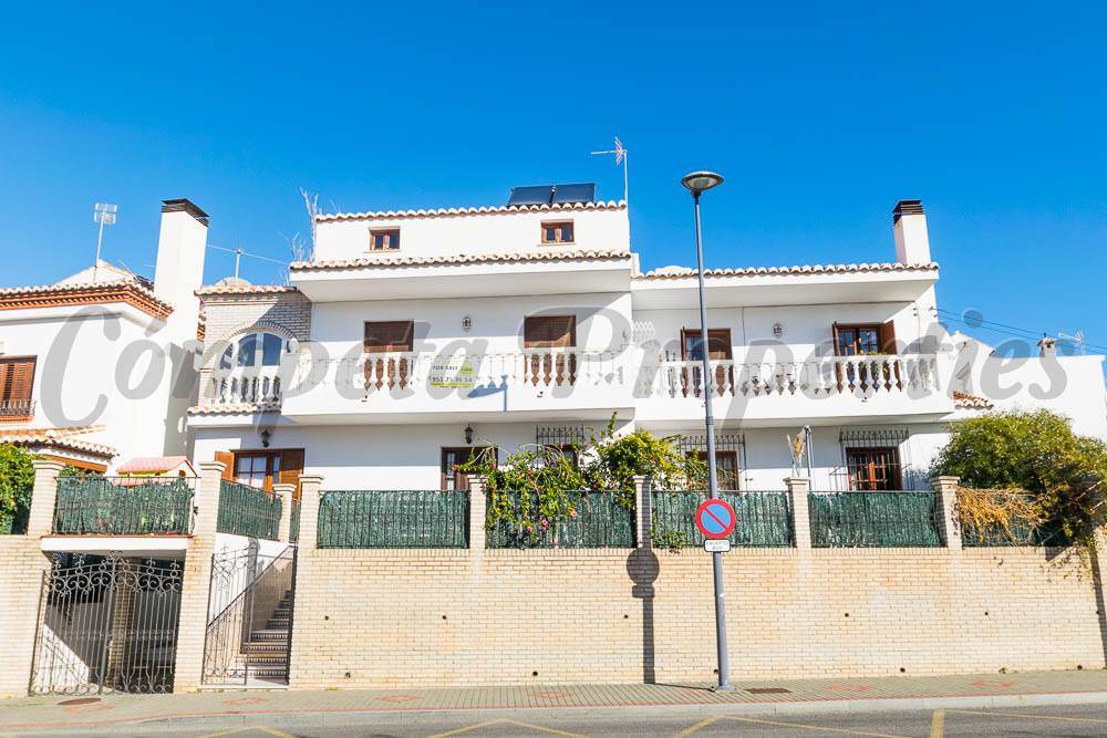 4 soveværelse Rækkehus til salg i Torrox med swimmingpool garage - € 450.000 (Ref: 3749342)