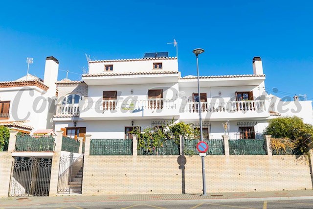 4 sypialnia Dom szeregowy na sprzedaż w Torrox z basenem garażem - 450 000 € (Ref: 3749342)