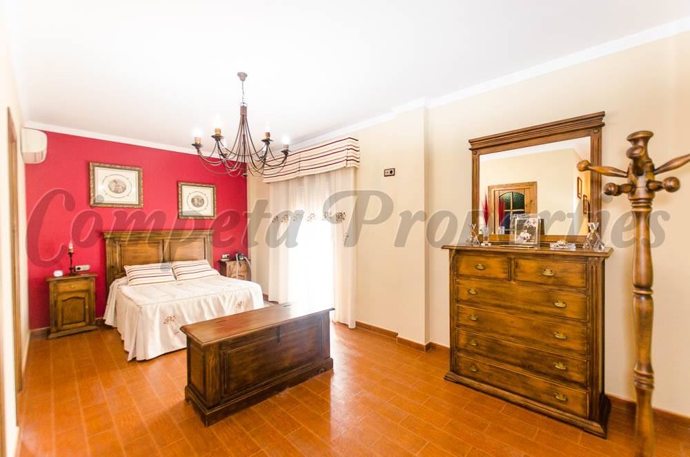 5 chambre Villa/Maison à vendre à Sayalonga avec piscine garage - 577 500 € (Ref: 4015140)