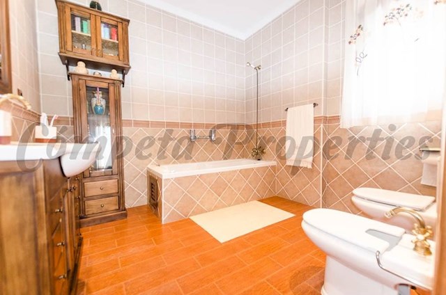 5 chambre Villa/Maison à vendre à Sayalonga avec piscine garage - 577 500 € (Ref: 4015140)