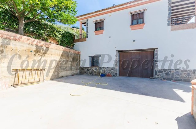 5 chambre Villa/Maison à vendre à Sayalonga avec piscine garage - 577 500 € (Ref: 4015140)