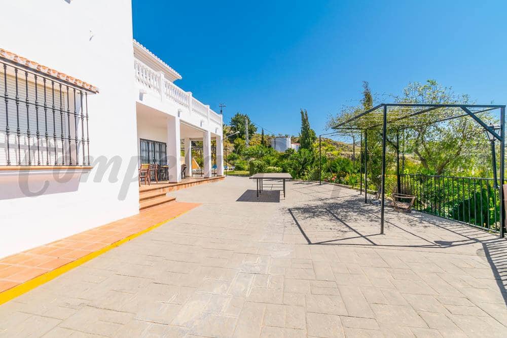 4 soveværelse Villa til salg i Torrox med swimmingpool - € 999.995 (Ref: 4155568)