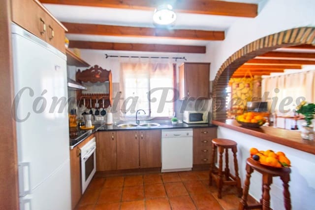 3 slaapkamer Villa voor vakantieverhuur in Cómpeta - € 572 (Ref: 4604314)