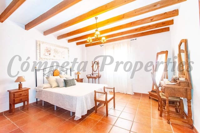 3 slaapkamer Villa voor vakantieverhuur in Cómpeta - € 572 (Ref: 4604314)