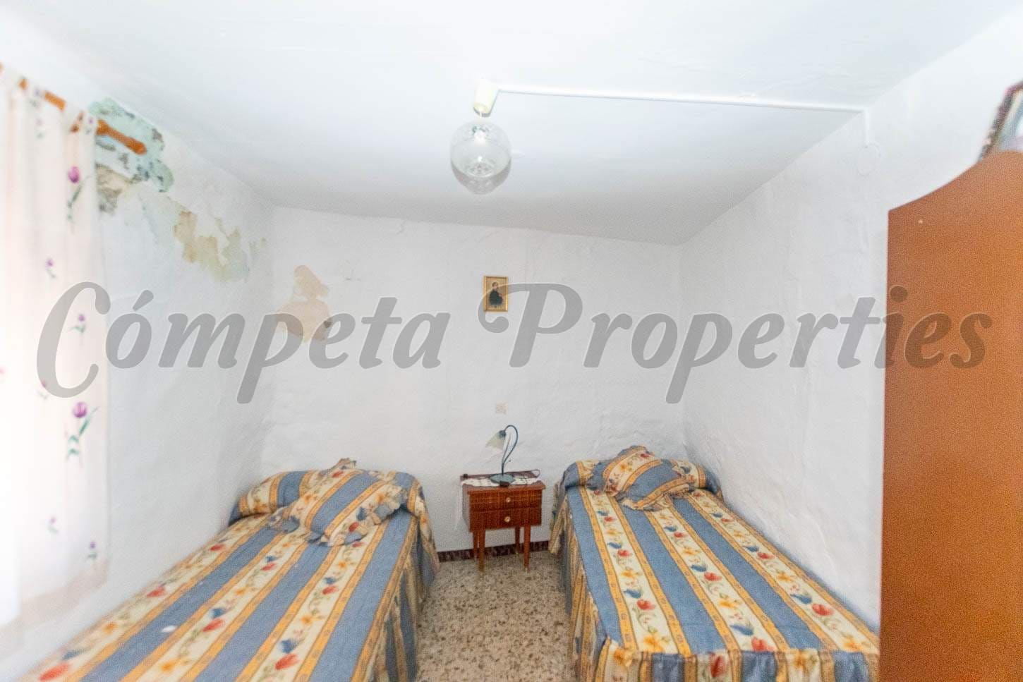 5 slaapkamer Huis te koop in Sayalonga - € 148.000 (Ref: 5082983)