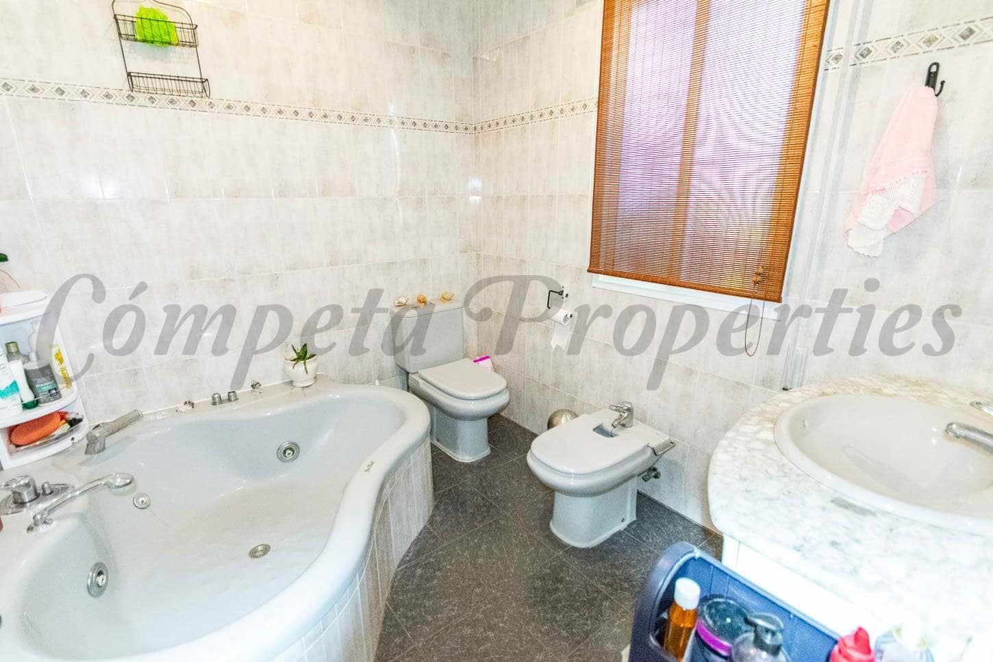 4 slaapkamer Huis te koop in Competa met garage - € 394.000 (Ref: 6277059)