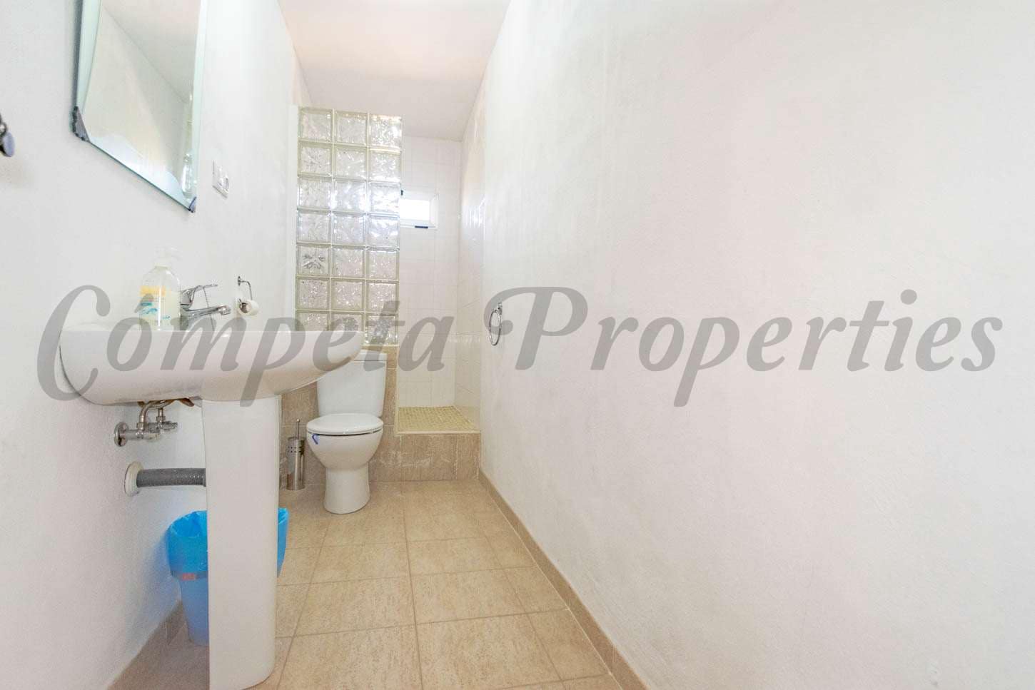 8 soveværelse Finca/Landehus til salg i Sedella med swimmingpool garage - € 575.000 (Ref: 6997241)