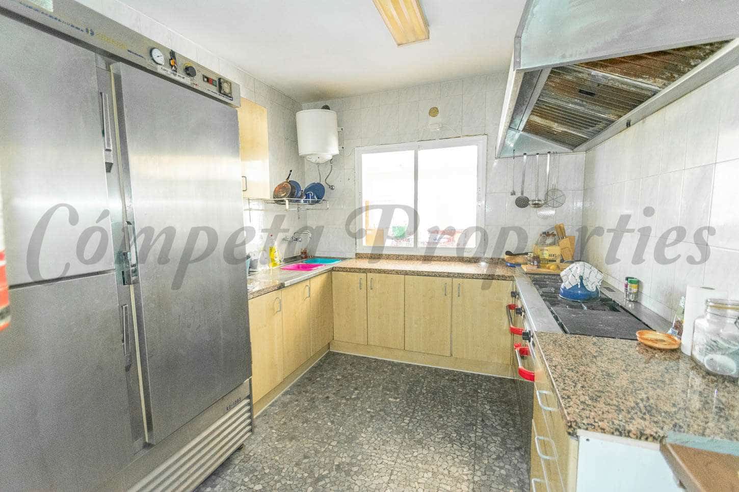 8 soveværelse Finca/Landehus til salg i Sedella med swimmingpool garage - € 575.000 (Ref: 6997241)