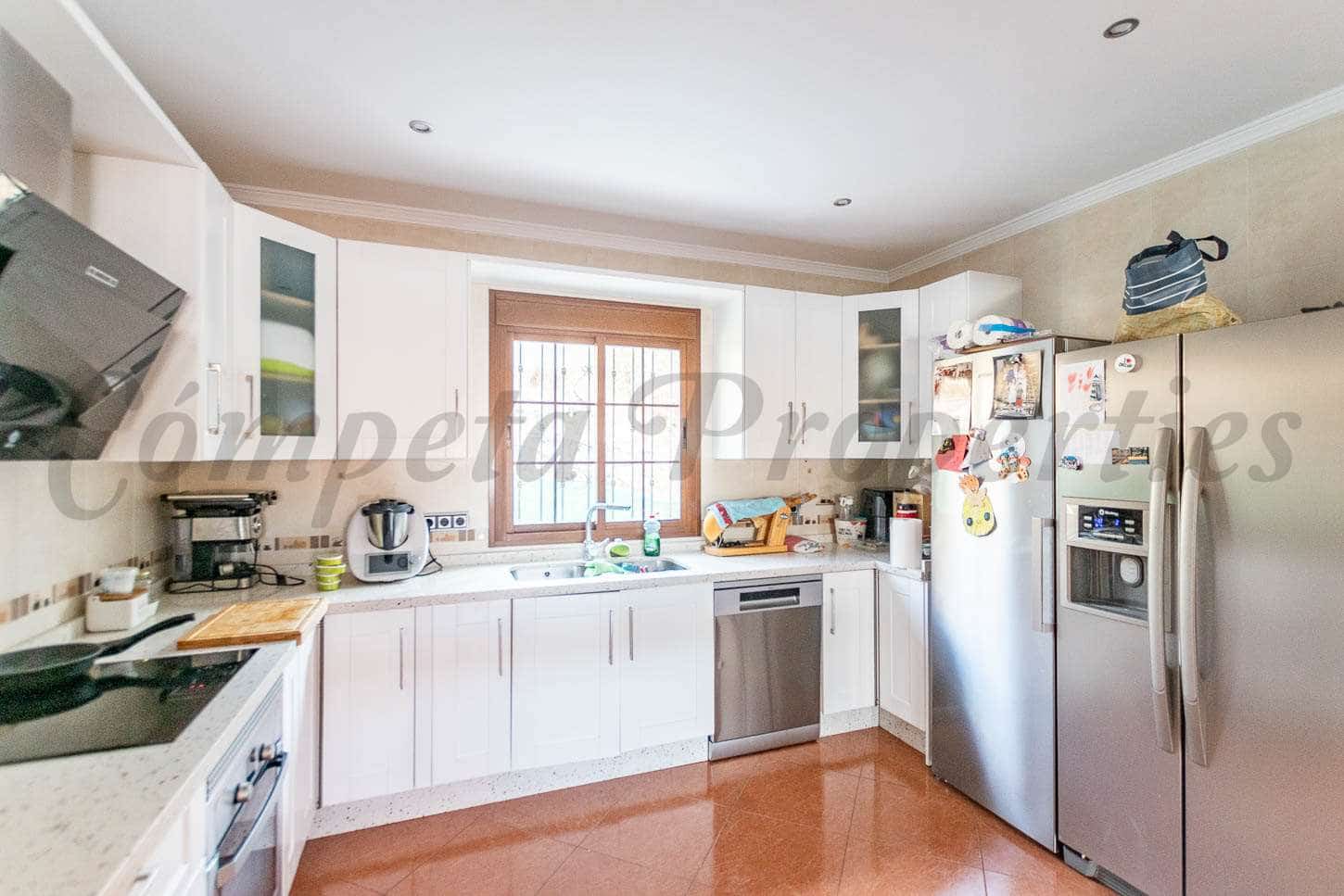 3 soveværelse Byhus til salg i Sayalonga med garage - € 230.000 (Ref: 7253399)