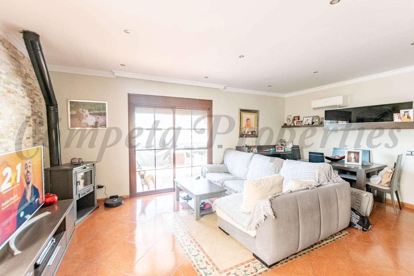 3 soveværelse Byhus til salg i Sayalonga med garage - € 230.000 (Ref: 7253399)