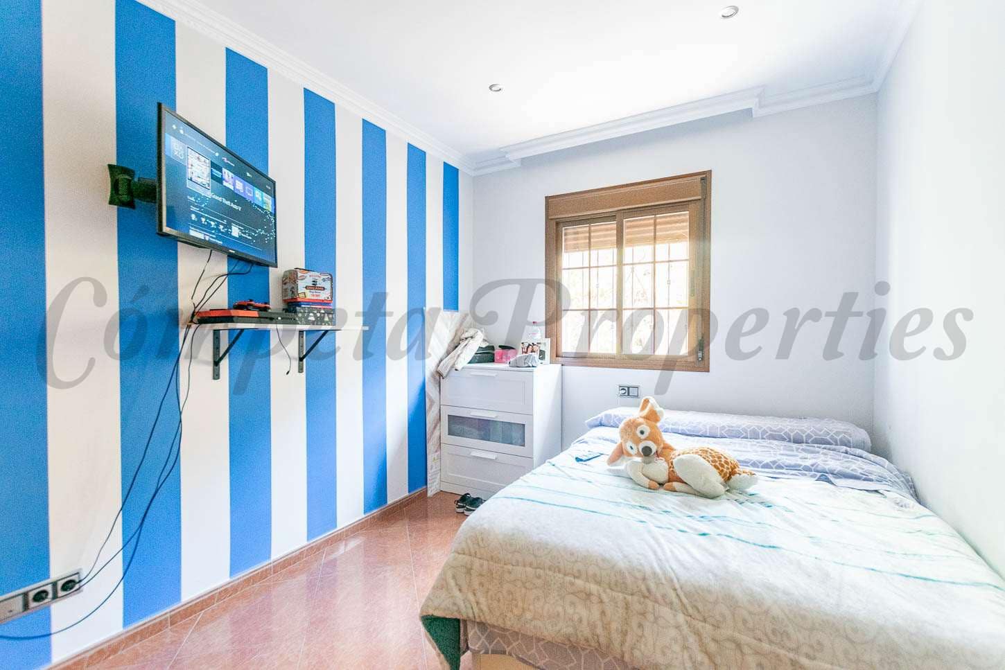 3 soveværelse Byhus til salg i Sayalonga med garage - € 230.000 (Ref: 7253399)