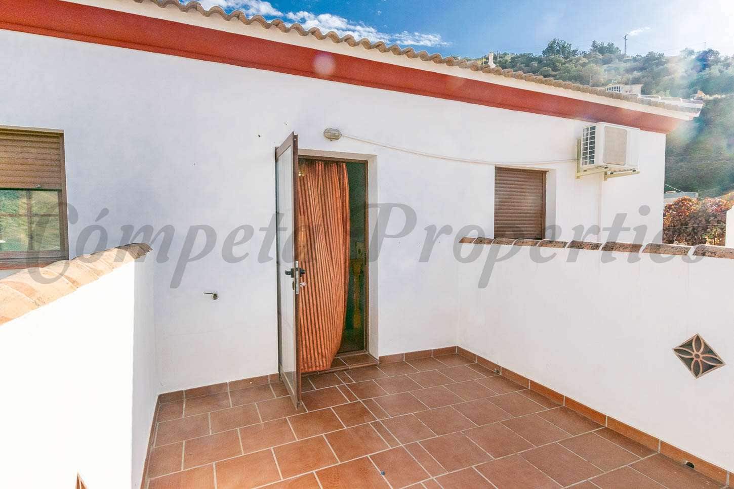 3 soveværelse Byhus til salg i Sayalonga med garage - € 230.000 (Ref: 7253399)