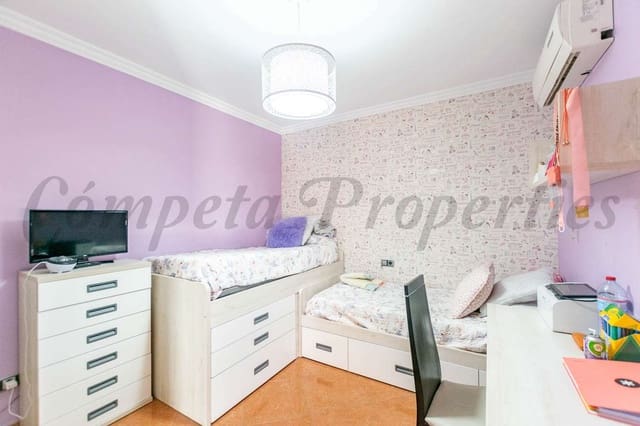 3 soveværelse Byhus til salg i Sayalonga med garage - € 230.000 (Ref: 7253399)