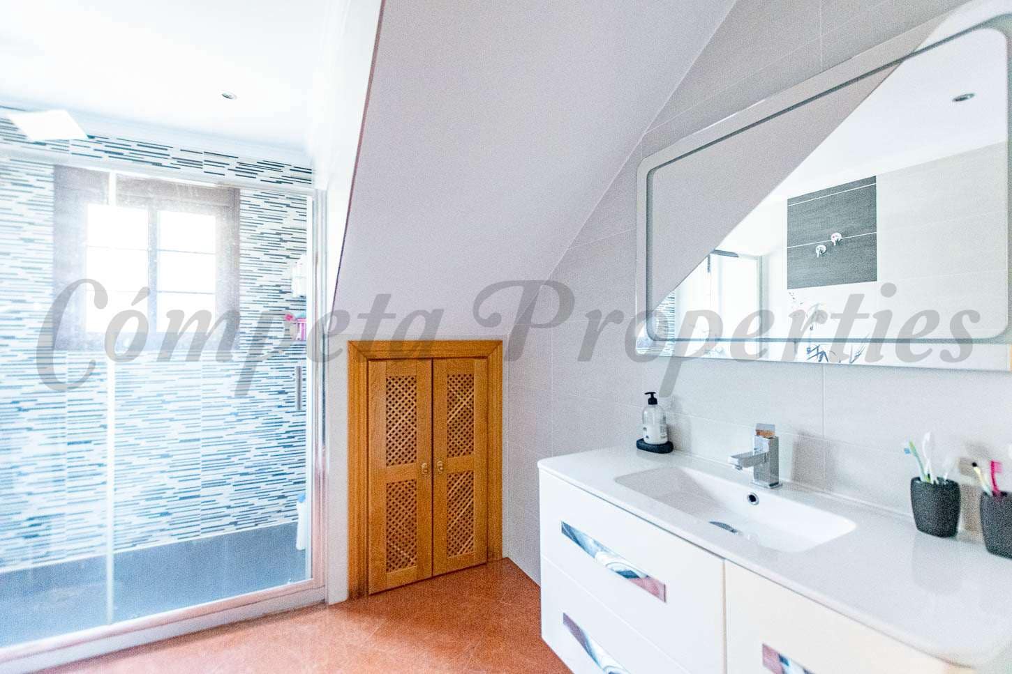 3 soveværelse Byhus til salg i Sayalonga med garage - € 230.000 (Ref: 7253399)