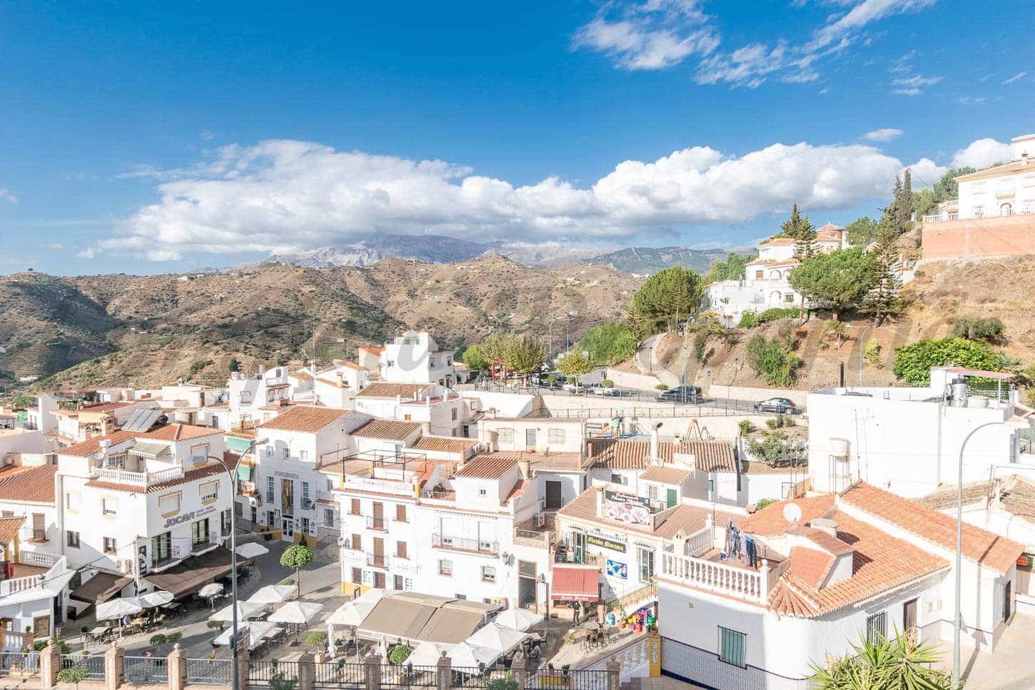 3 soveværelse Byhus til salg i Sayalonga med garage - € 230.000 (Ref: 7253399)