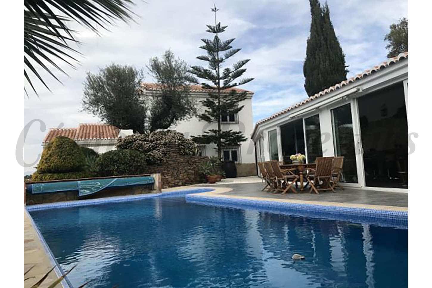 4 soveværelse Finca/Landehus til salg i Sayalonga med swimmingpool garage - € 1.350.000 (Ref: 7303096)