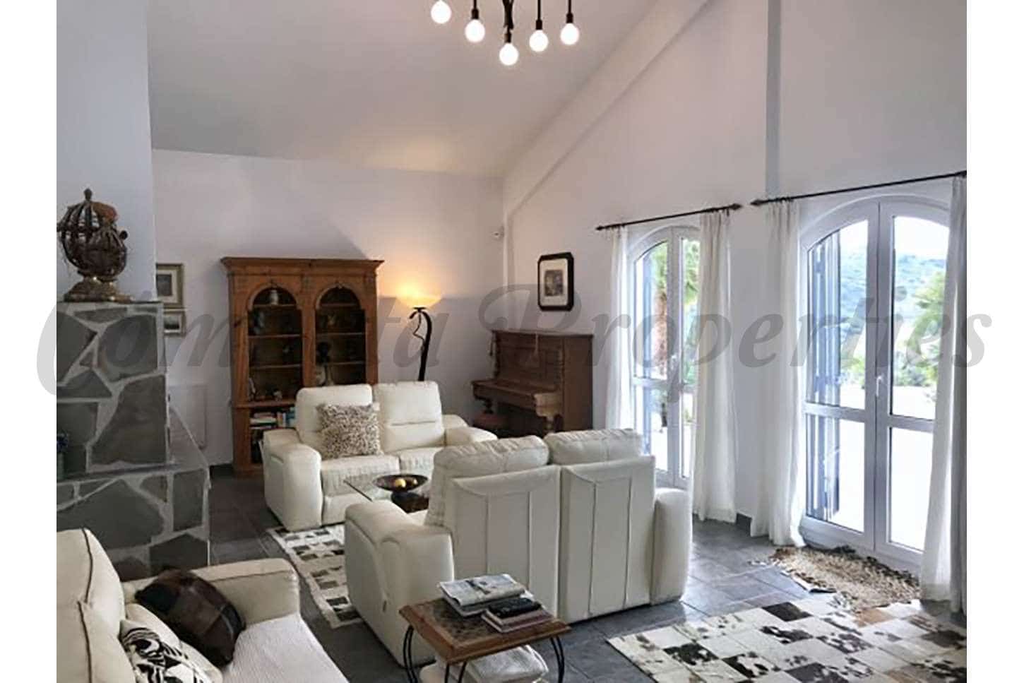 4 soveværelse Finca/Landehus til salg i Sayalonga med swimmingpool garage - € 1.350.000 (Ref: 7303096)