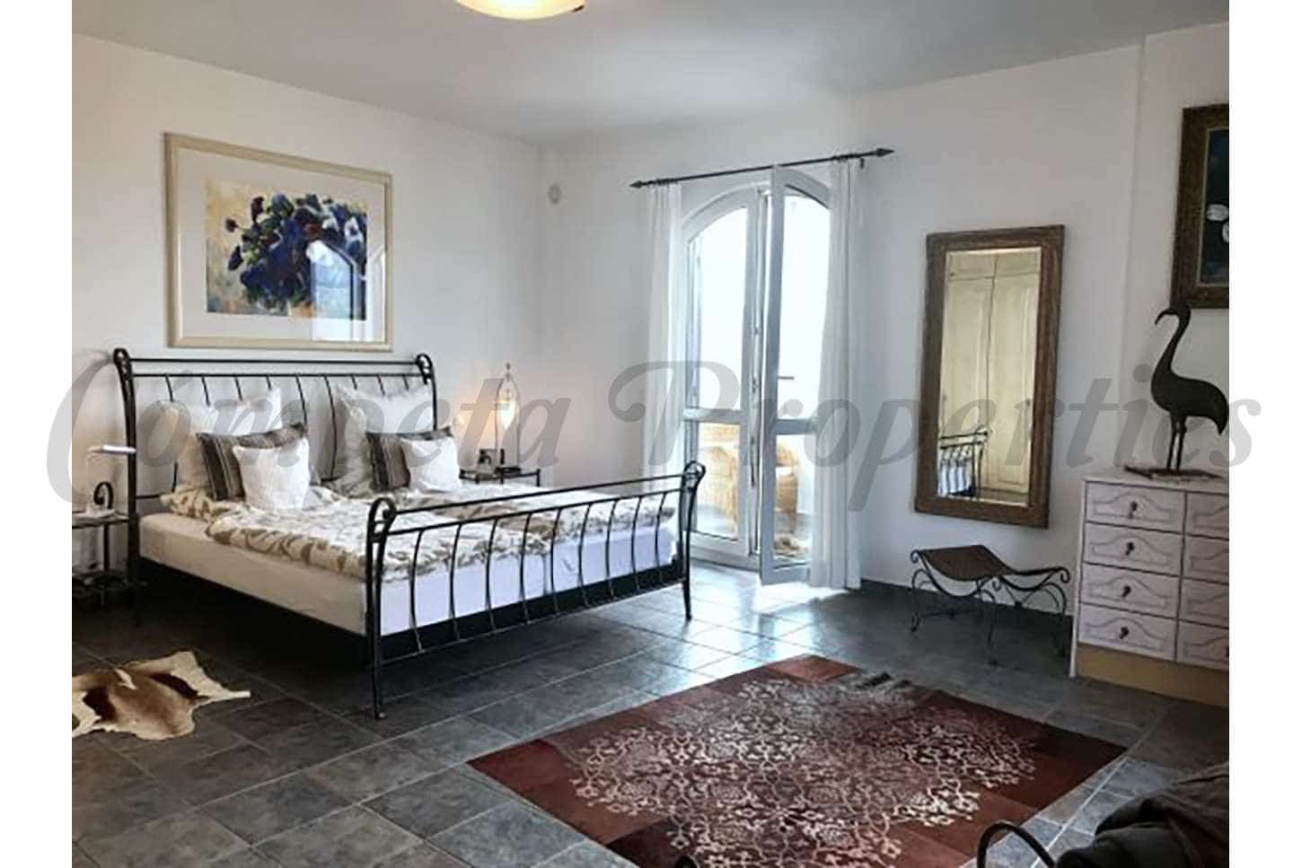 4 soveværelse Finca/Landehus til salg i Sayalonga med swimmingpool garage - € 1.350.000 (Ref: 7303096)