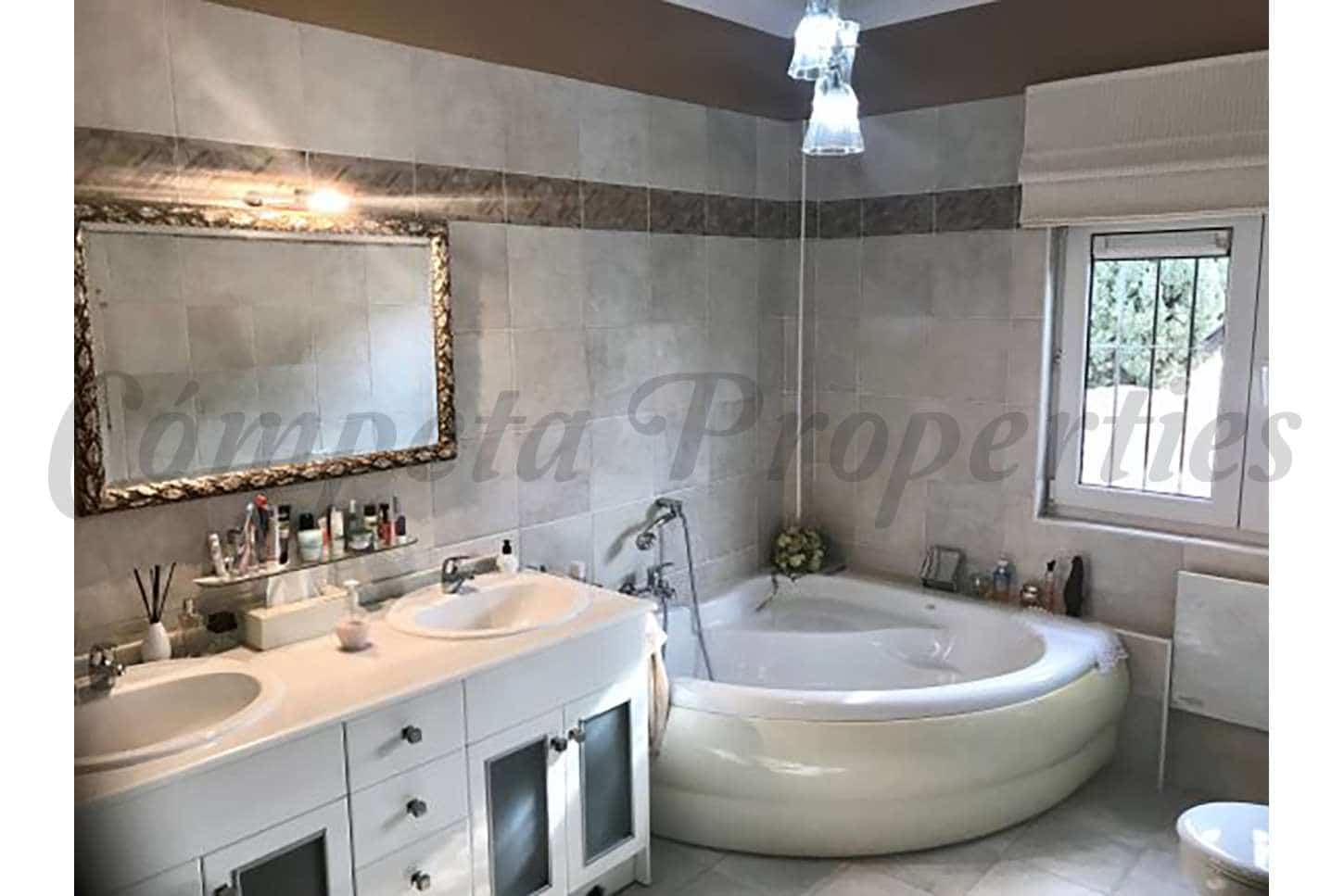 4 soveværelse Finca/Landehus til salg i Sayalonga med swimmingpool garage - € 1.350.000 (Ref: 7303096)