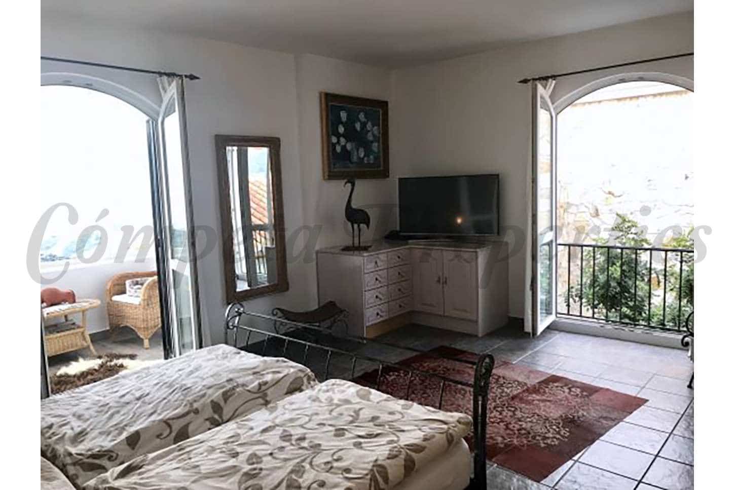 4 soveværelse Finca/Landehus til salg i Sayalonga med swimmingpool garage - € 1.350.000 (Ref: 7303096)