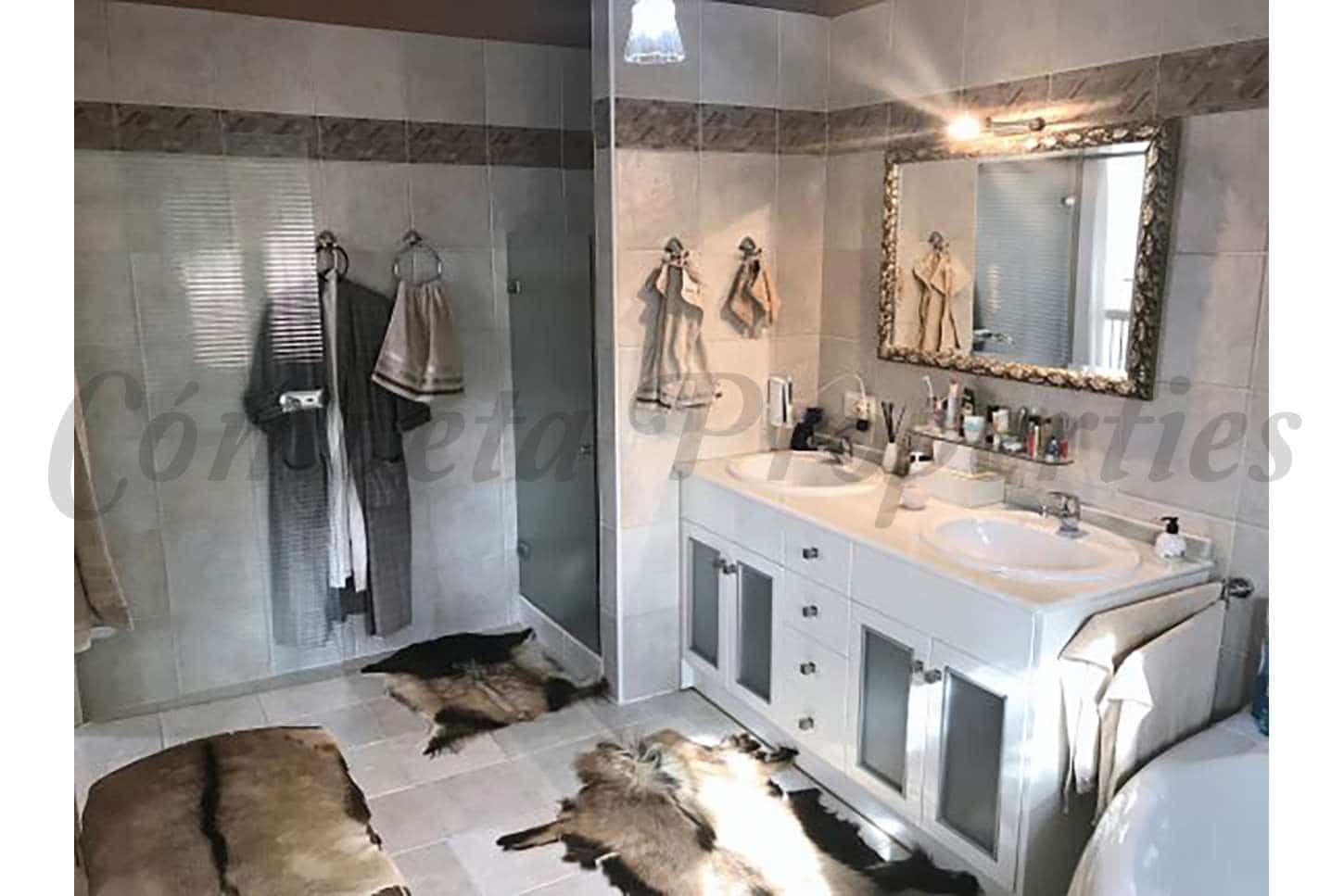 4 soveværelse Finca/Landehus til salg i Sayalonga med swimmingpool garage - € 1.350.000 (Ref: 7303096)