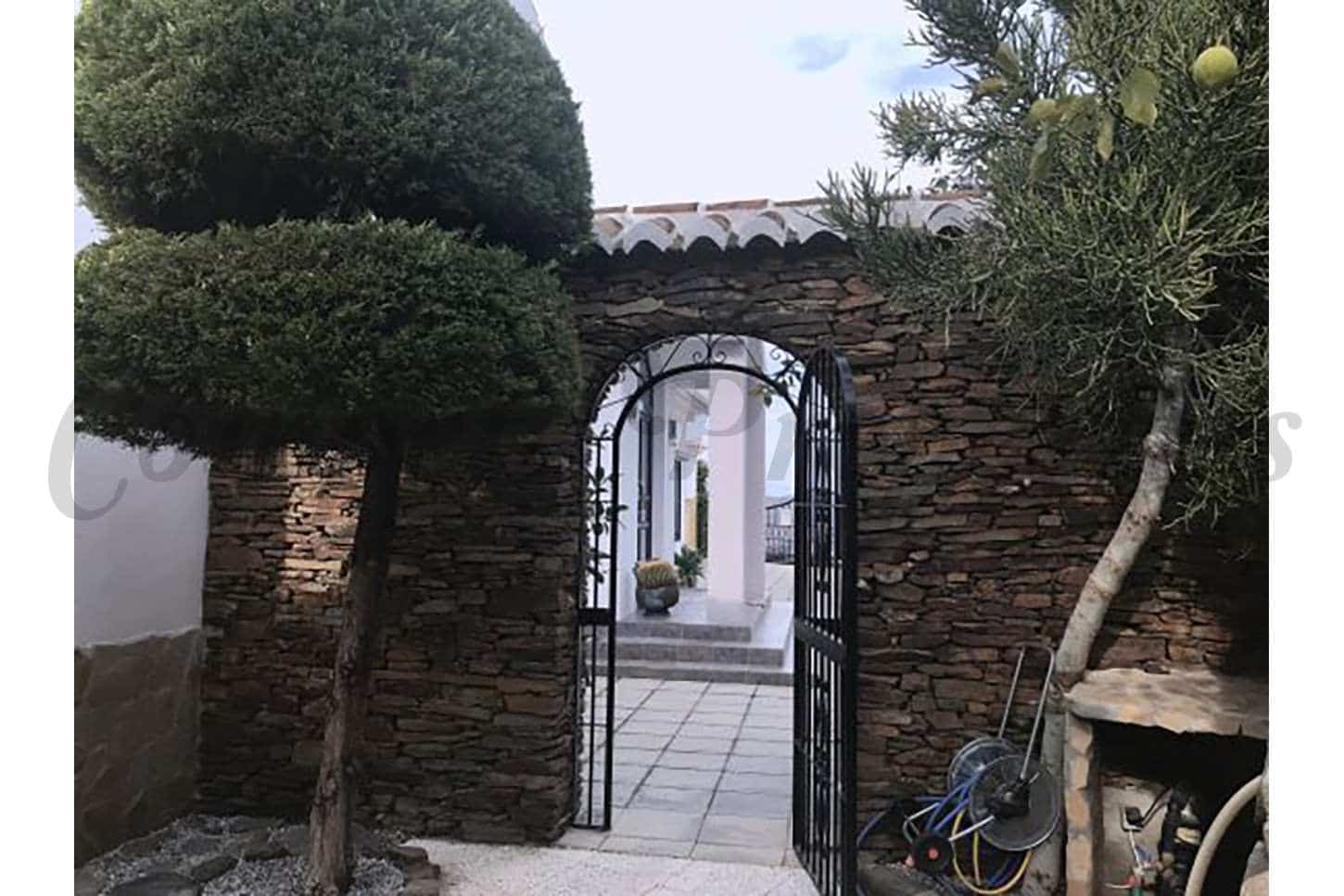 4 soveværelse Finca/Landehus til salg i Sayalonga med swimmingpool garage - € 1.350.000 (Ref: 7303096)