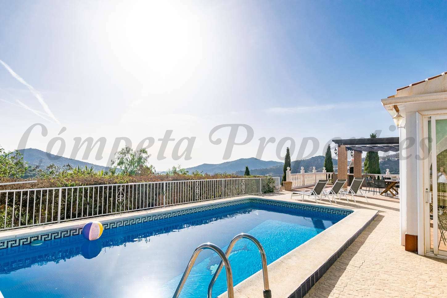 3 slaapkamer Villa voor vakantieverhuur in Competa met zwembad garage - € 1.500 (Ref: 7405031)