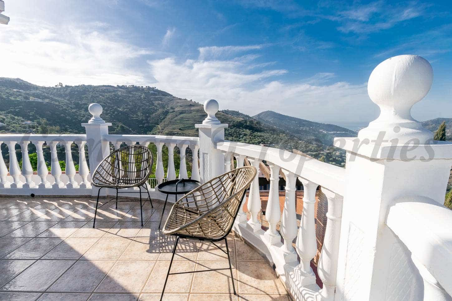 3 slaapkamer Villa voor vakantieverhuur in Competa met zwembad garage - € 1.500 (Ref: 7405031)