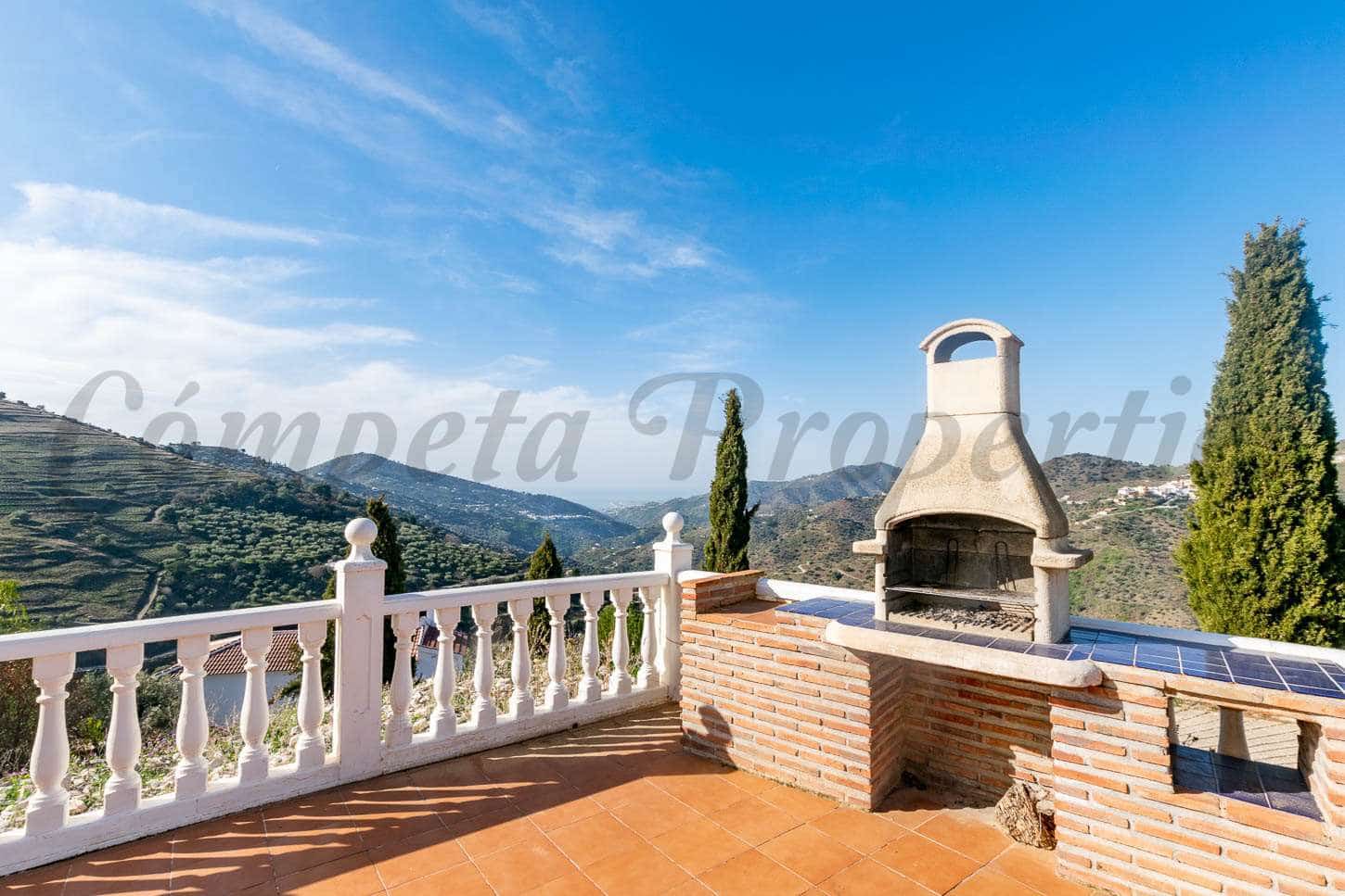 3 slaapkamer Villa voor vakantieverhuur in Competa met zwembad garage - € 1.500 (Ref: 7405031)