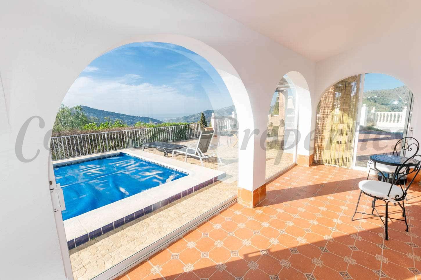 3 slaapkamer Villa voor vakantieverhuur in Competa met zwembad garage - € 1.500 (Ref: 7405031)