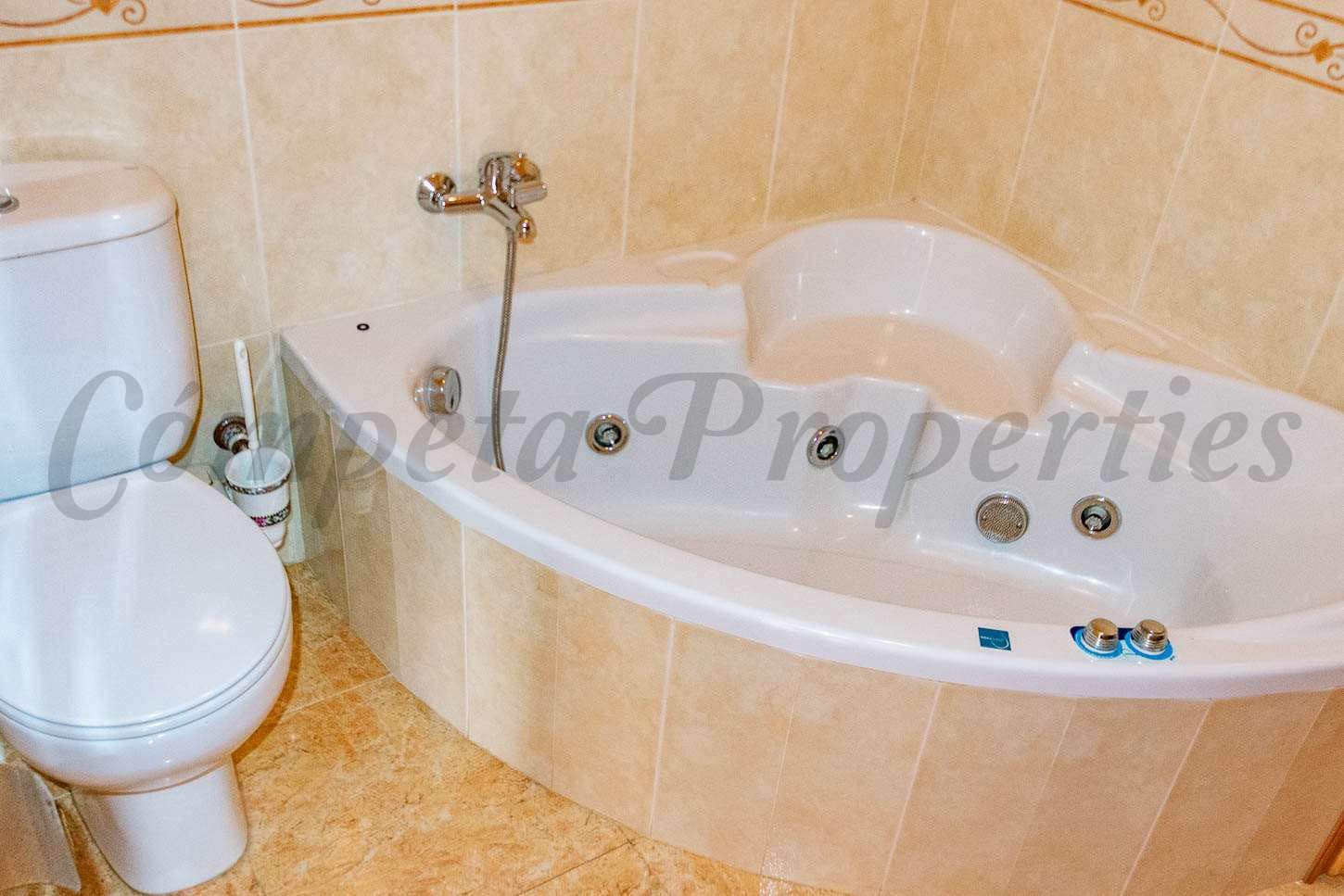 4 bedroom Townhouse for sale in Competa with garage - € 199,500 (Ref: 7599655)