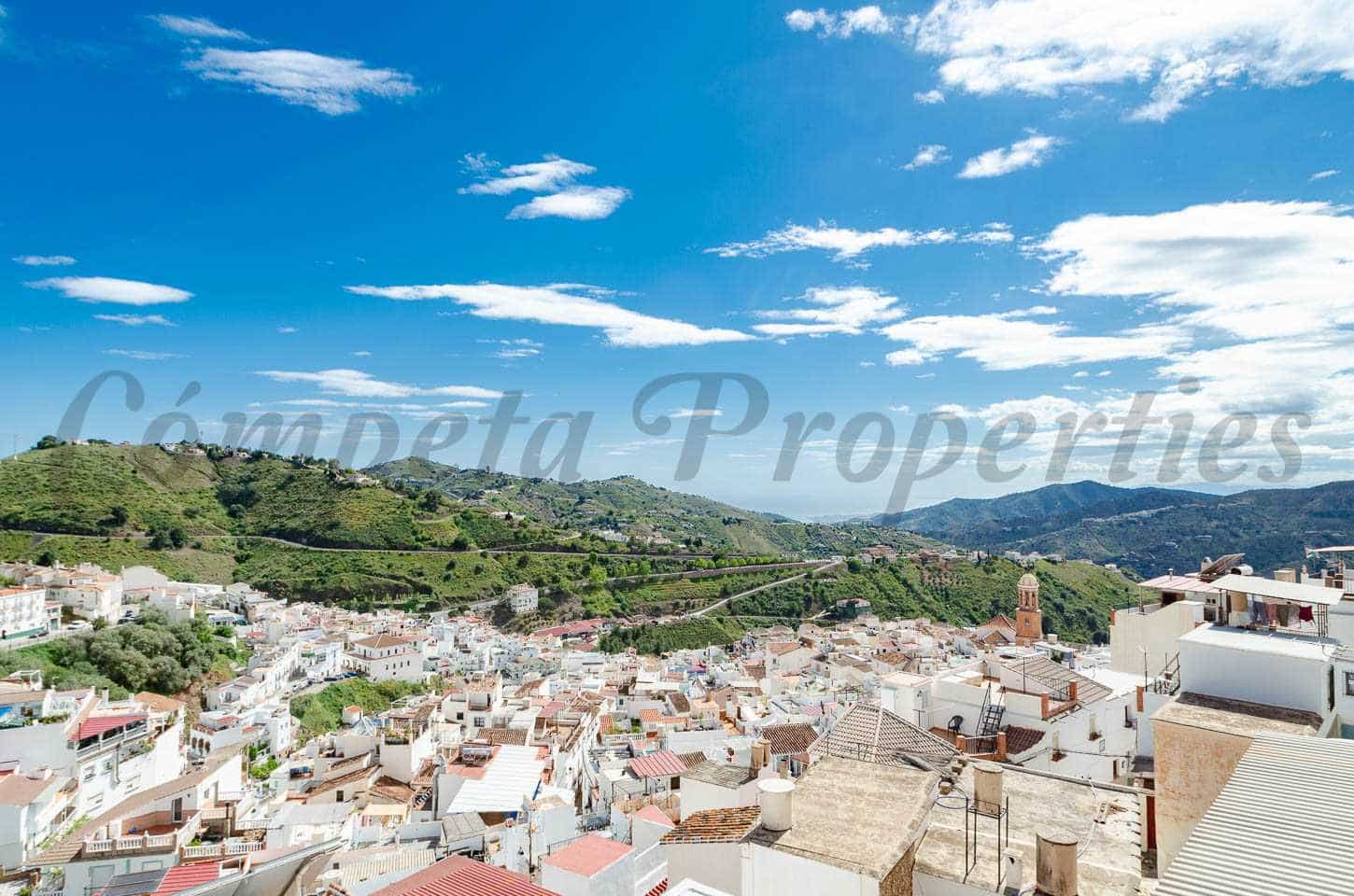 3 bedroom Townhouse for sale in Competa with garage - € 148,500 (Ref: 7705230)