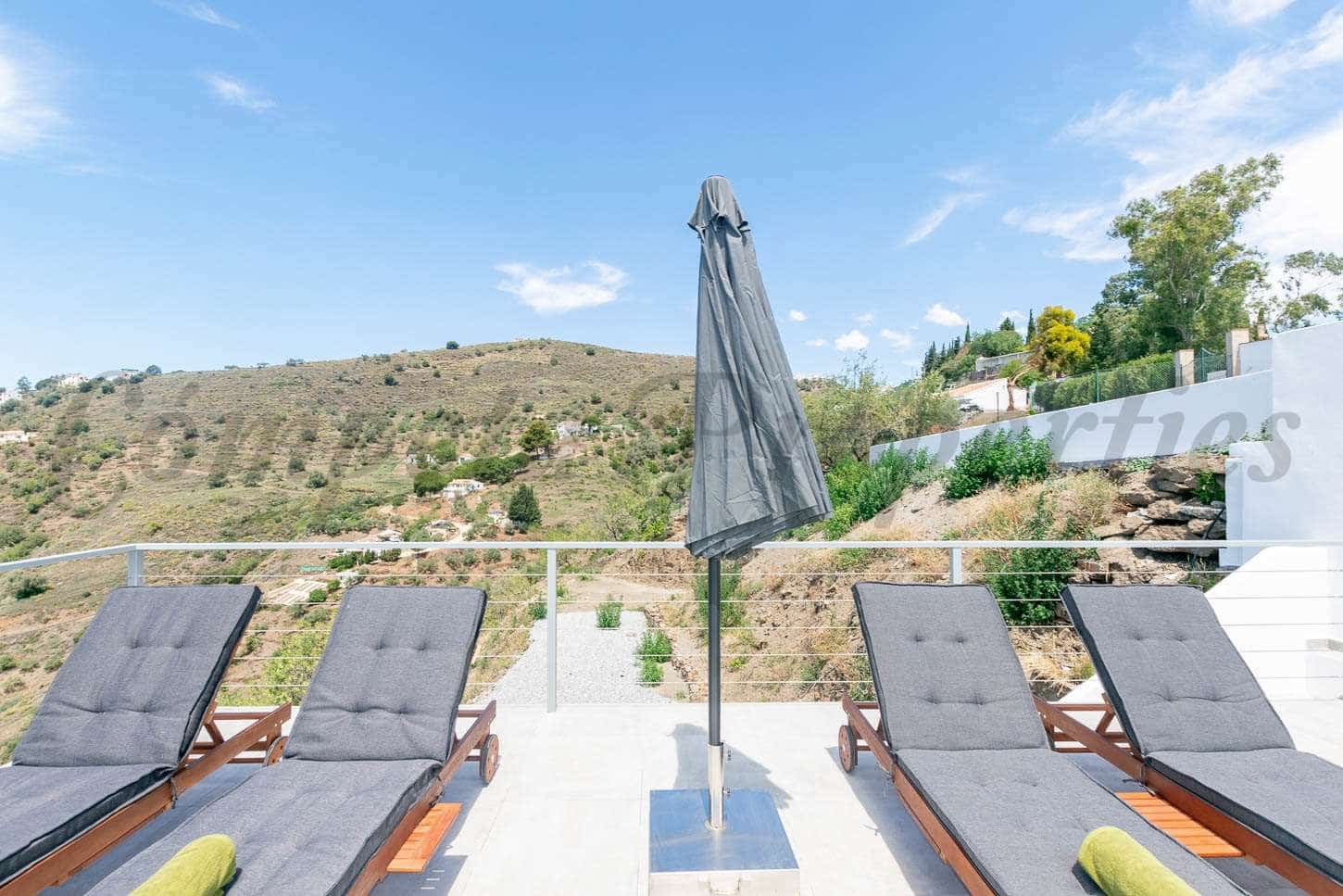 4 quarto Moradia para arrendar em Competa com piscina garagem - 3 600 € (Ref: 7758358)