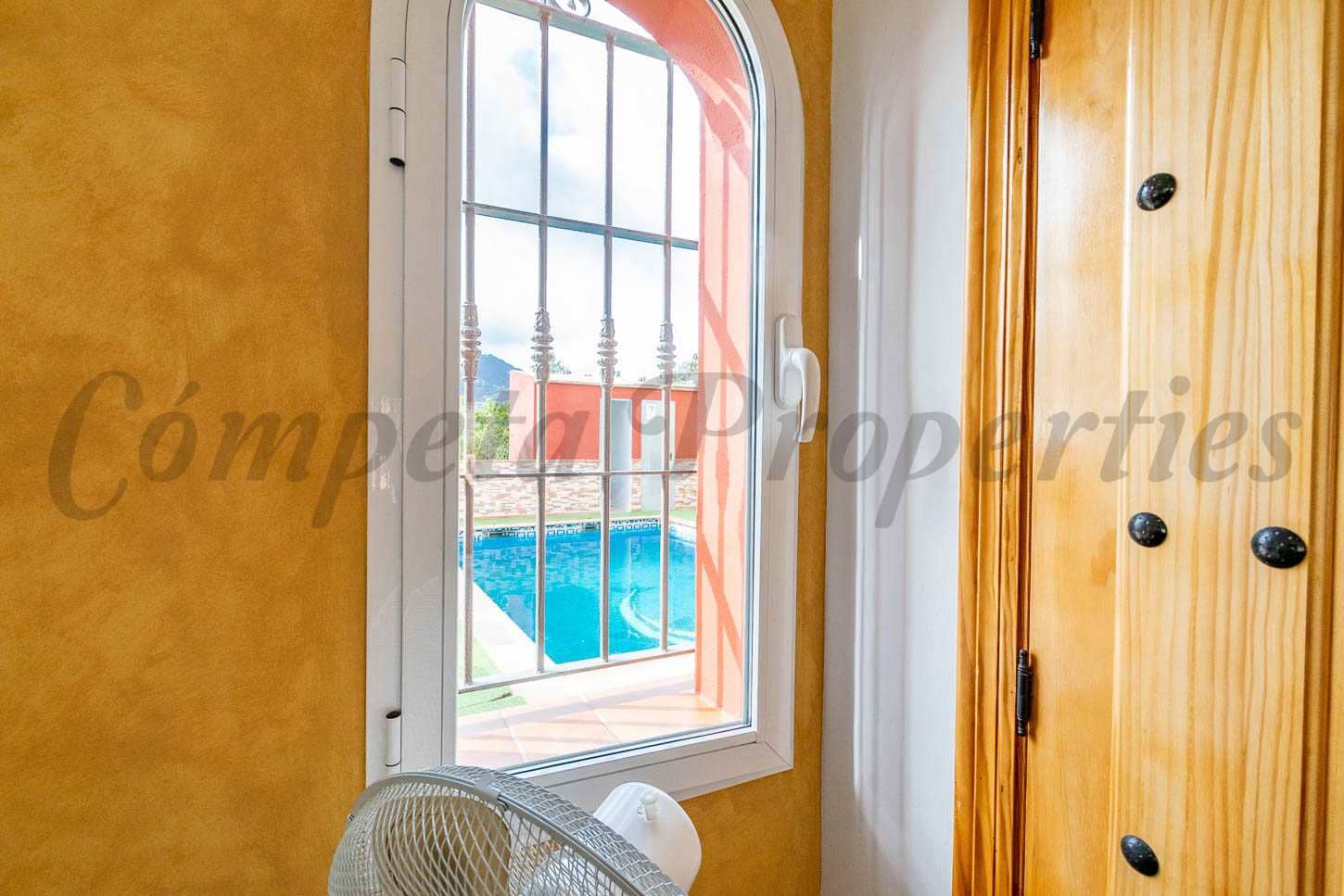 3 sypialnia Finka/Dom wiejski na sprzedaż w Torrox z basenem garażem - 420 000 € (Ref: 7799777)