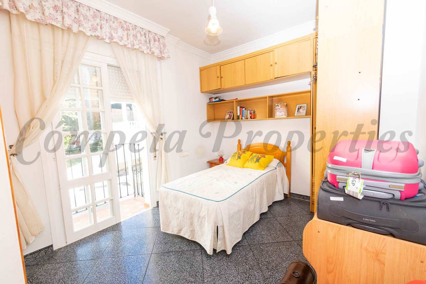 6 soveværelse Semi-Rækkehus til salg i Torrox med swimmingpool garage - € 445.000 (Ref: 7985503)