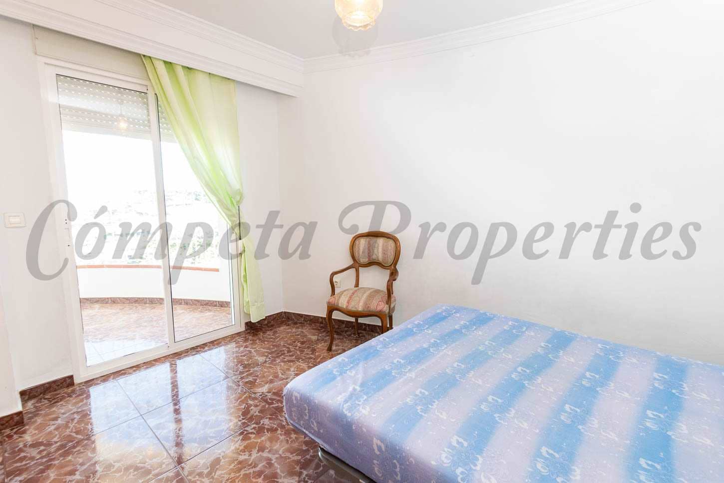 6 soveværelse Semi-Rækkehus til salg i Torrox med swimmingpool garage - € 445.000 (Ref: 7985503)