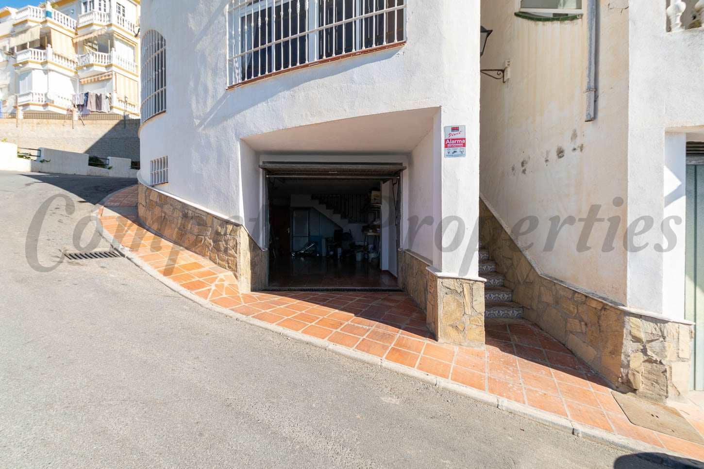 6 soveværelse Semi-Rækkehus til salg i Torrox med swimmingpool garage - € 445.000 (Ref: 7985503)