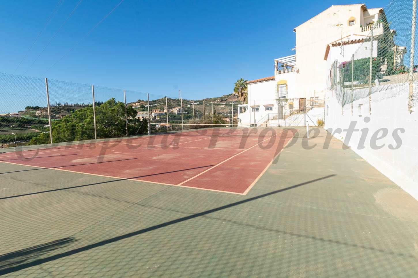 6 soveværelse Semi-Rækkehus til salg i Torrox med swimmingpool garage - € 445.000 (Ref: 7985503)