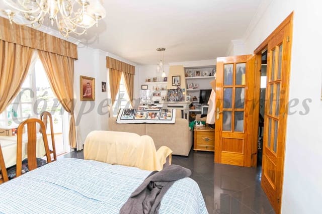 6 soveværelse Semi-Rækkehus til salg i Torrox med swimmingpool garage - € 445.000 (Ref: 7985503)