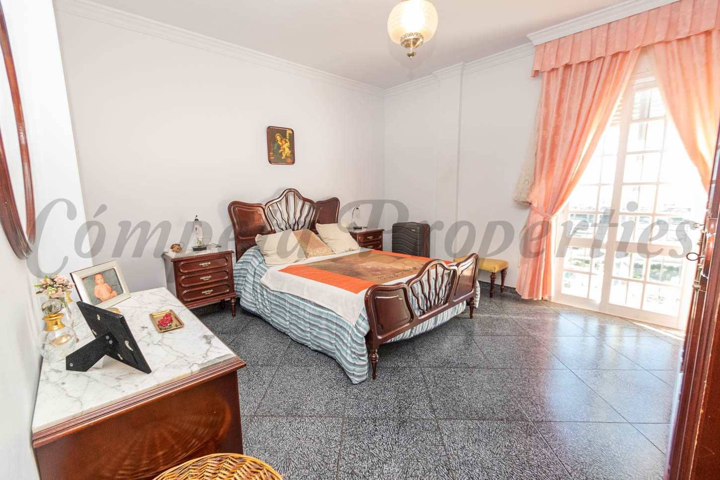 6 soveværelse Semi-Rækkehus til salg i Torrox med swimmingpool garage - € 445.000 (Ref: 7985503)