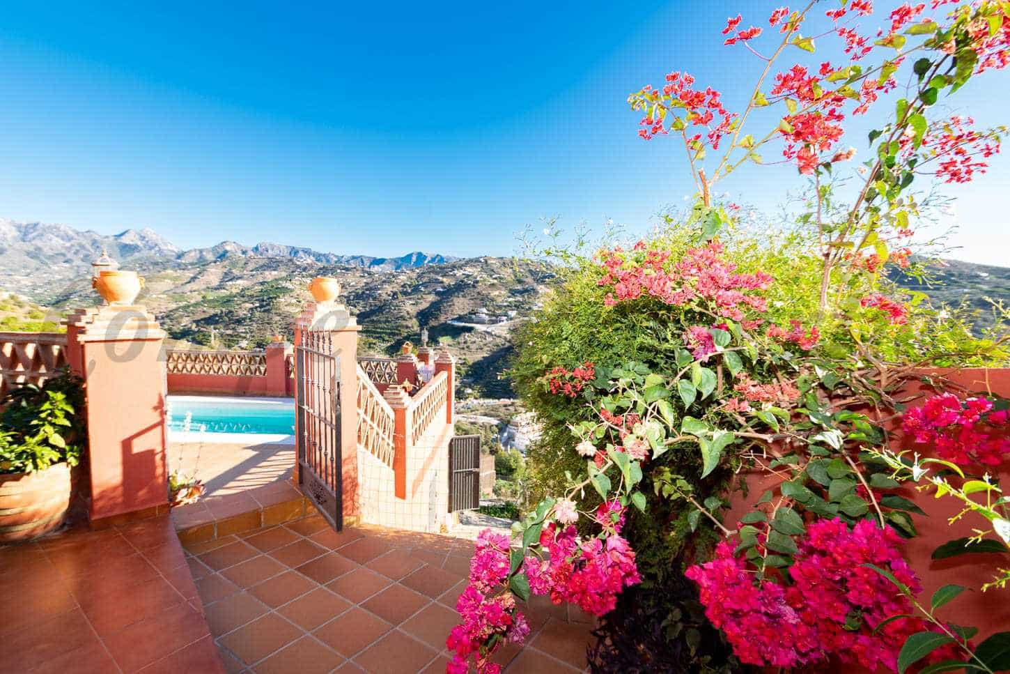 2 soveværelse Finca/Landehus til leje i Torrox med swimmingpool garage - € 1.000 (Ref: 8012121)