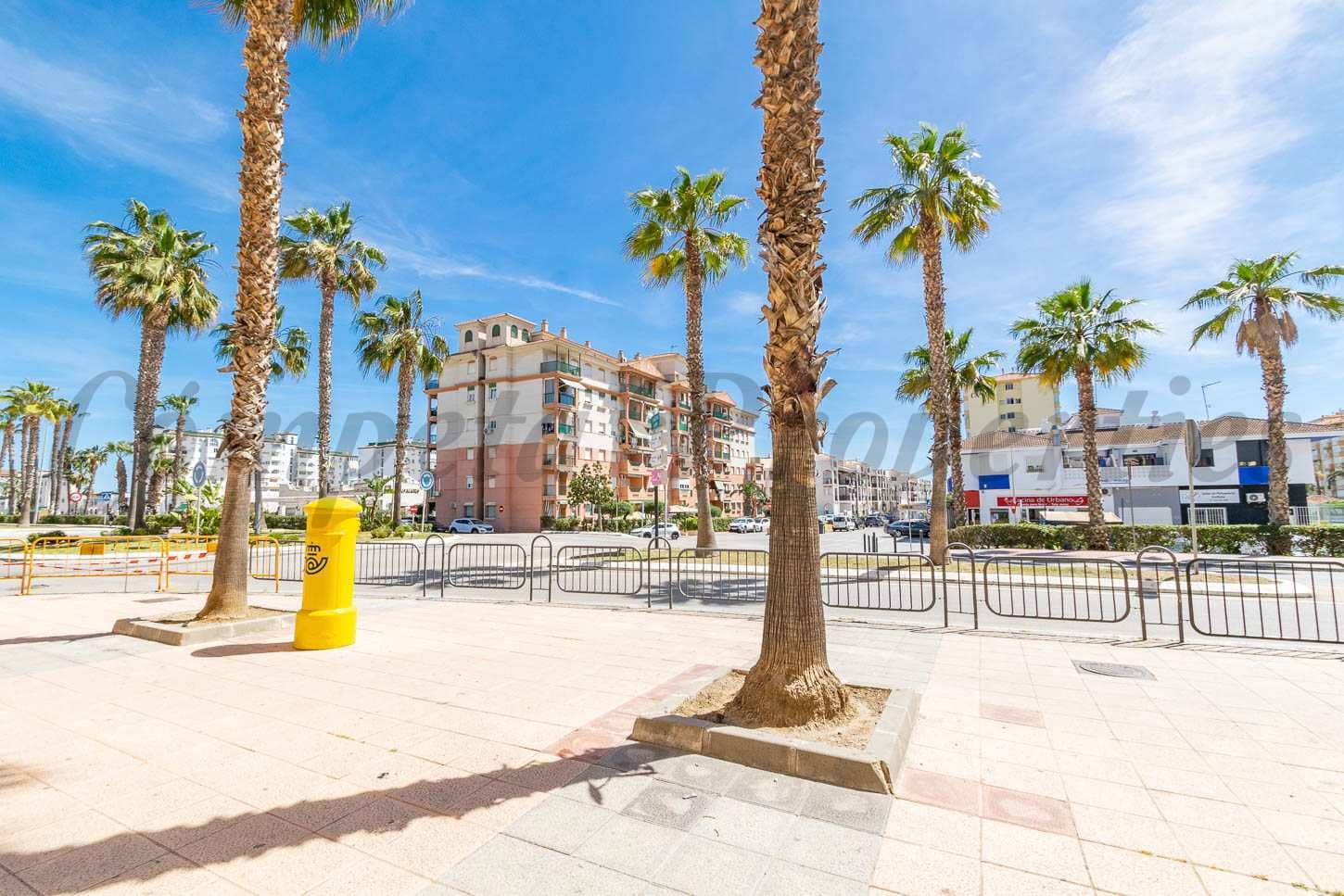 Commercieel te koop in Torrox-Costa met garage - € 220.000 (Ref: 8279964)