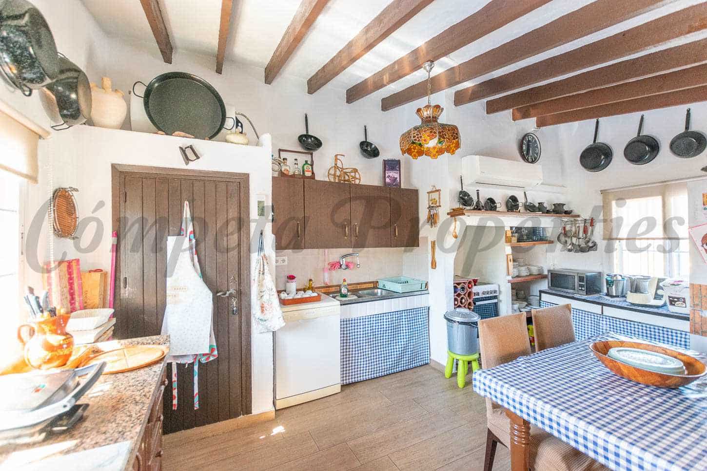 4 soveværelse Villa til salg i Lagos med swimmingpool - € 550.000 (Ref: 8315502)