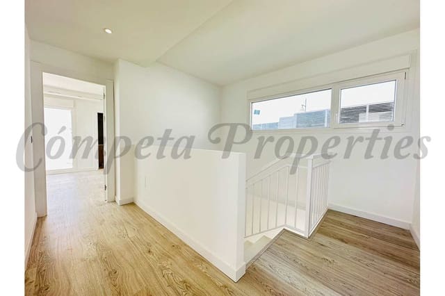 4 soverom Hus til salgs i Torrox-Costa, Torrox med svømmebasseng garasje - € 599 000 (Ref: 8475346)