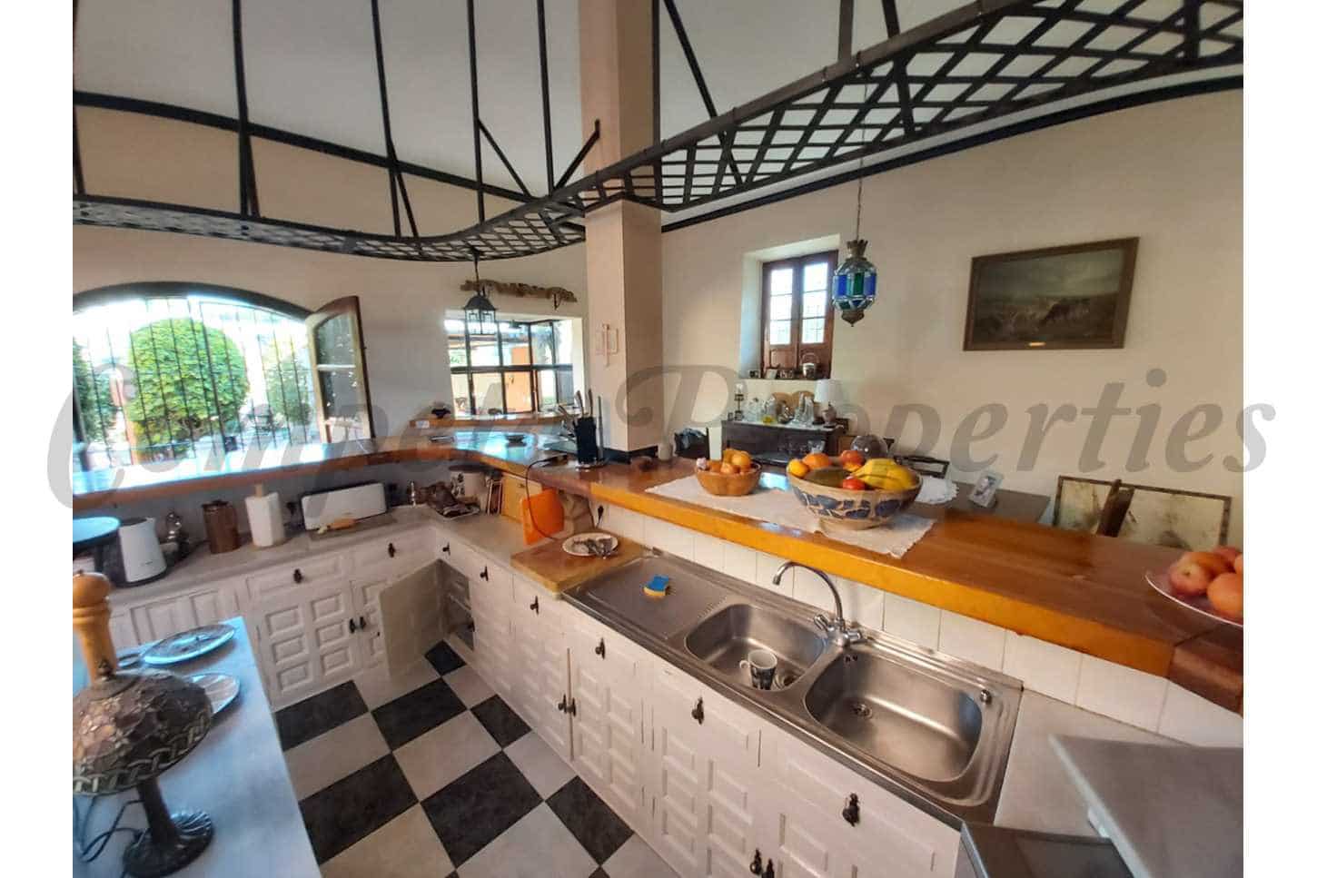 4 sovrum Villa till salu i Nerja med pool garage - 1 400 000 € (Ref: 8481448)