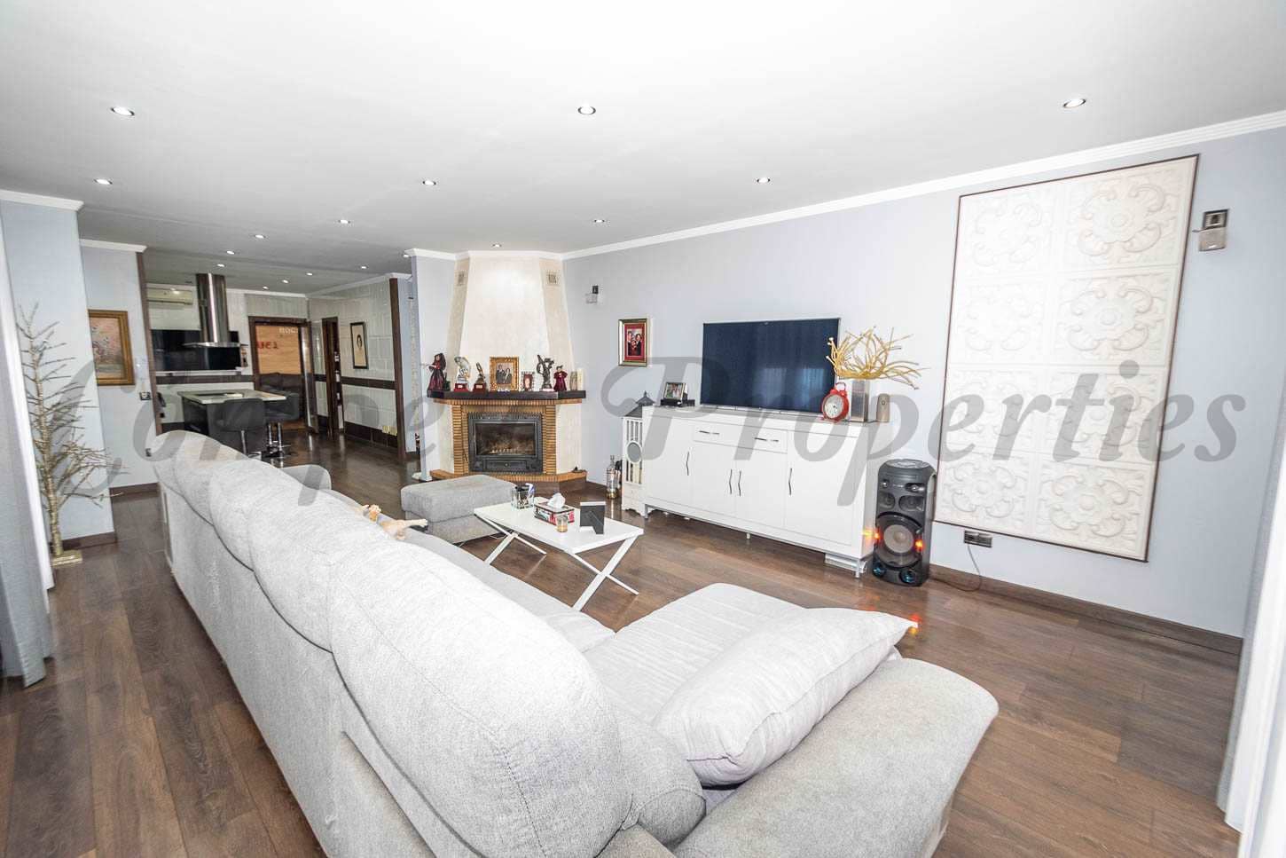 4 soveværelse Semi-Rækkehus til salg i Torrox med swimmingpool garage - € 800.000 (Ref: 8494430)