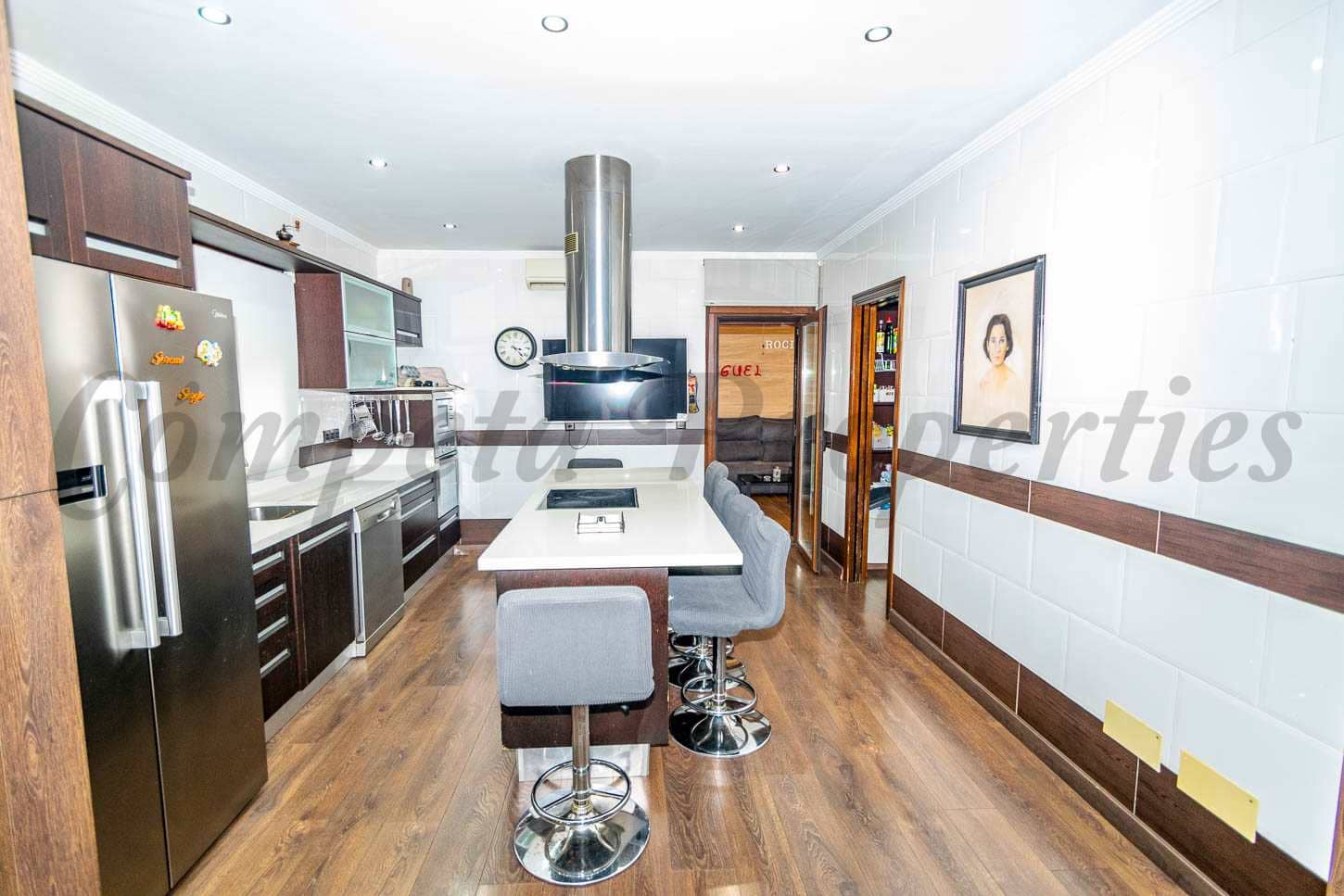 4 soveværelse Semi-Rækkehus til salg i Torrox med swimmingpool garage - € 800.000 (Ref: 8494430)