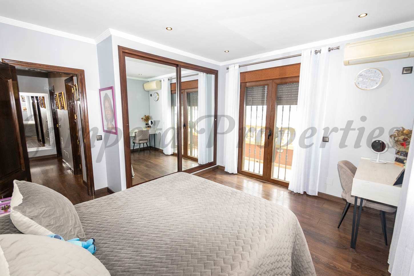 4 soveværelse Semi-Rækkehus til salg i Torrox med swimmingpool garage - € 800.000 (Ref: 8494430)